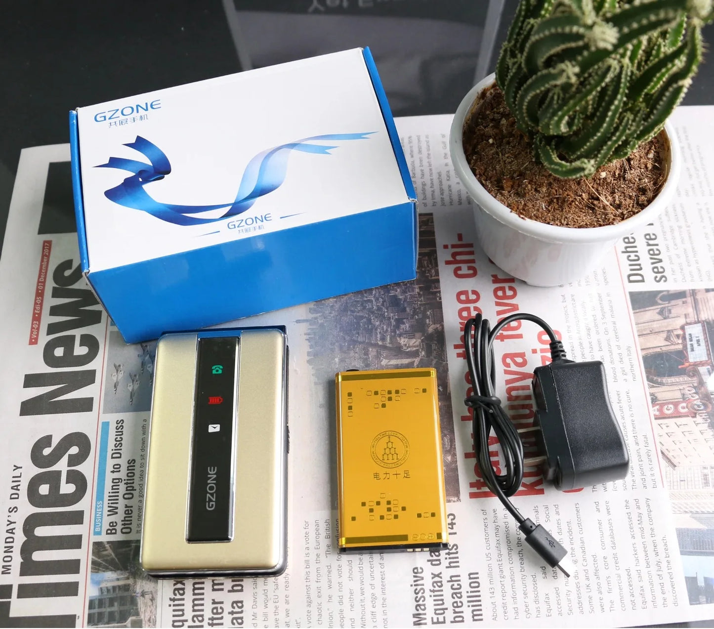 Low Price 2G GSM Folde Phone For Elderly Push-Button Durable Battery Quick Dial Loud Voice Two Sim Unlocked Foldable Cellphone