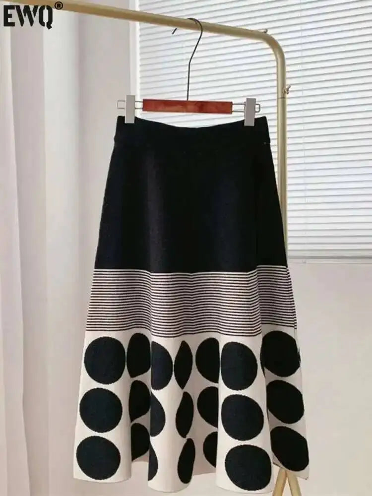 [EWQ]Japan Style Polka Dots Knitted High Waist Skirt Women's 2025 New Autumn Winter Oofice Lady Elastic A-line Pleated Midiskirt