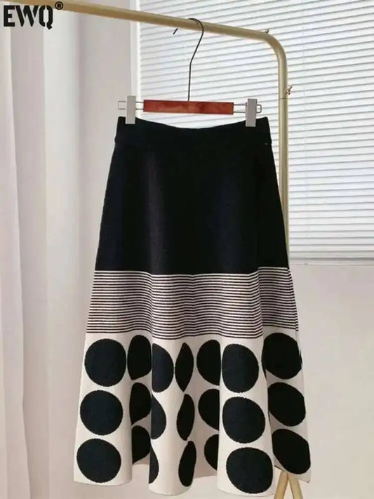 [EWQ]Japan Style Polka Dots Knitted High Waist Skirt Women's 2025 New Autumn Winter Oofice Lady Elastic A-line Pleated Midiskirt