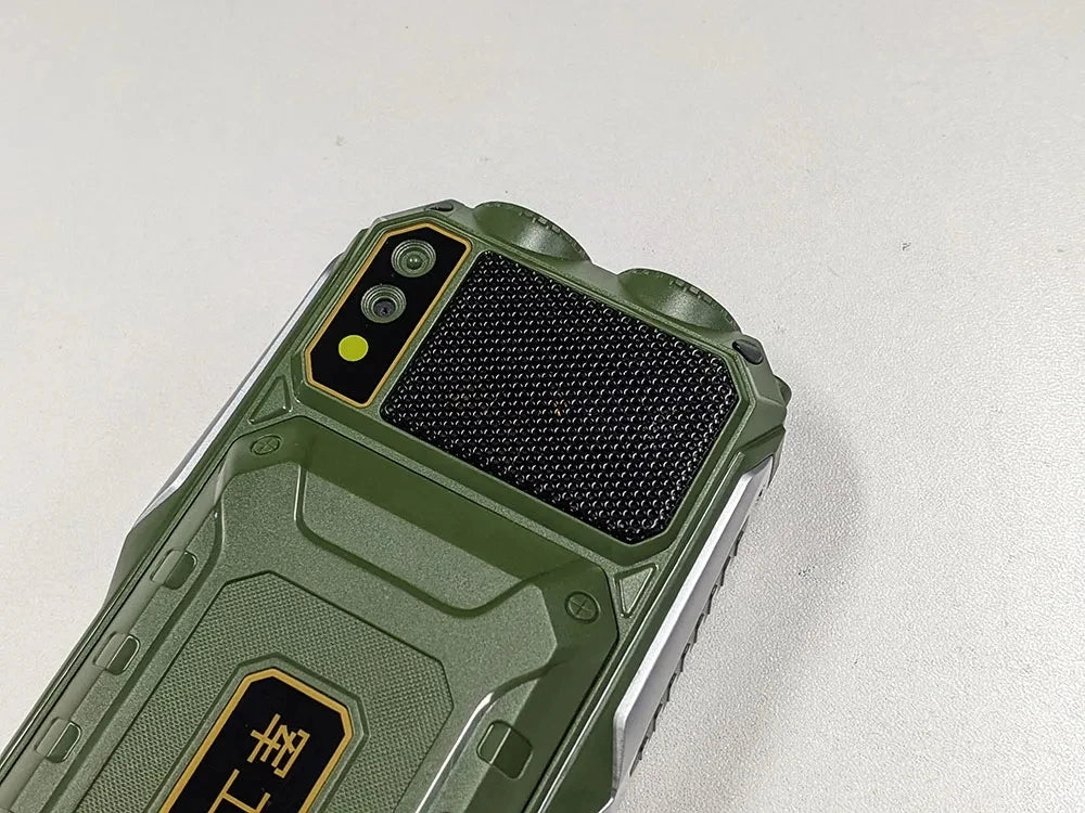 YEEMI Q8 GSM 2G Rugged Phone Big Battery Dual Flashlight 2.4inches HD Screen Dual SIM Mobile Phone Large Button Cellphone