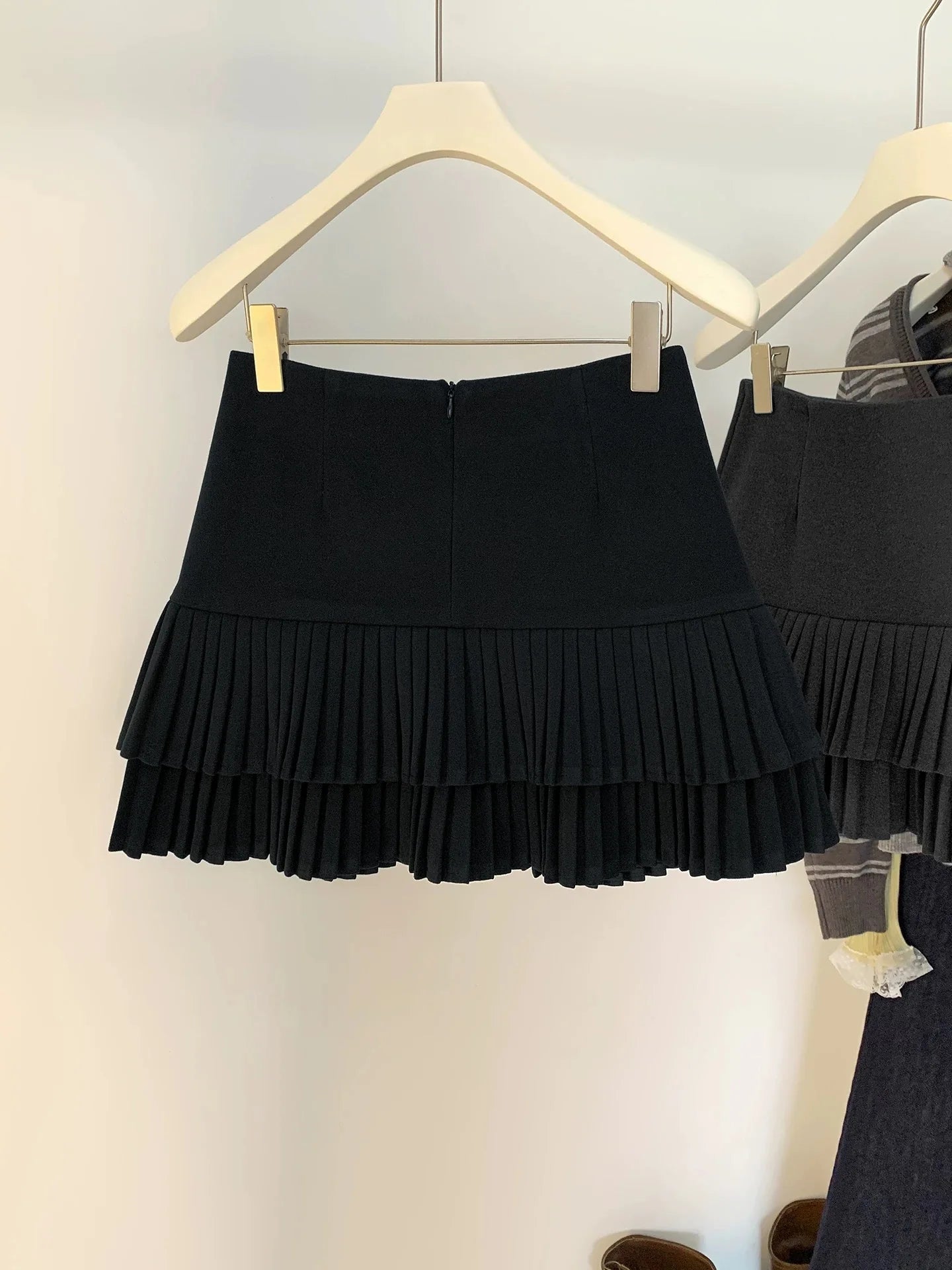 Autumn Winter Vintage Black Grey Versatile Pleated Short Skirt For Women 2025 Brown Temperament High Waist Sexy Mini Skirts Chic