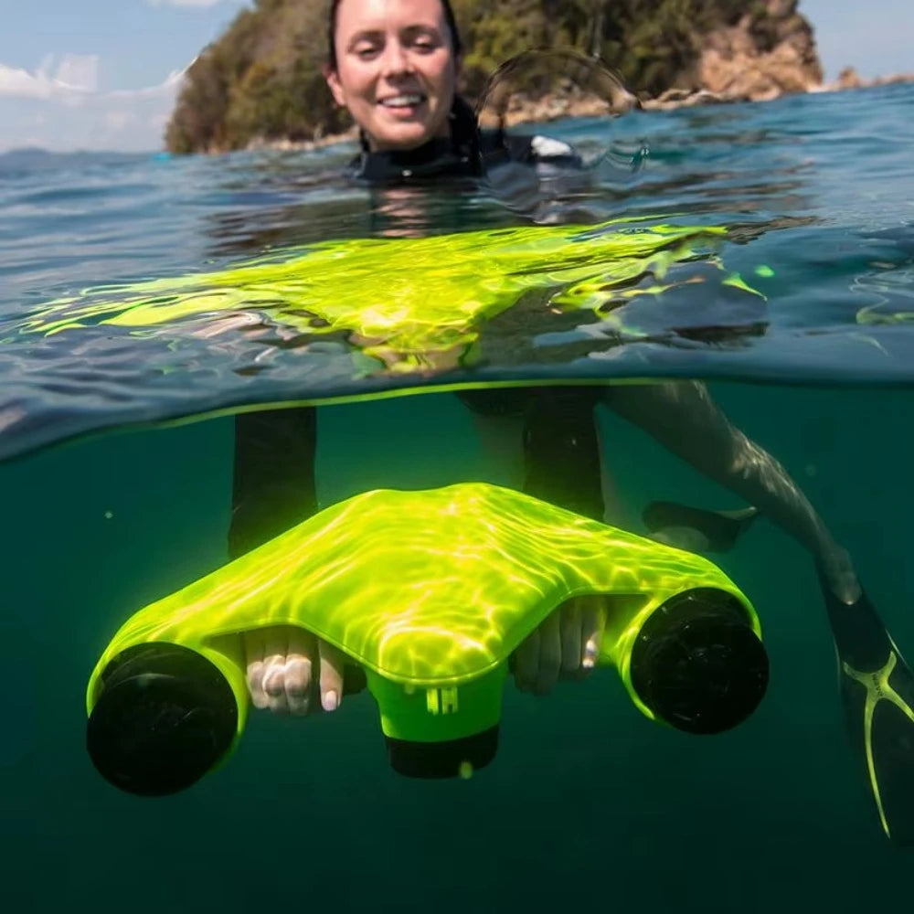 Electric Sea Scooter Portable 30 Meters Depth Underwater 35mins Running Time -10℃-40℃ Available Underwater Scooter 3.5kg