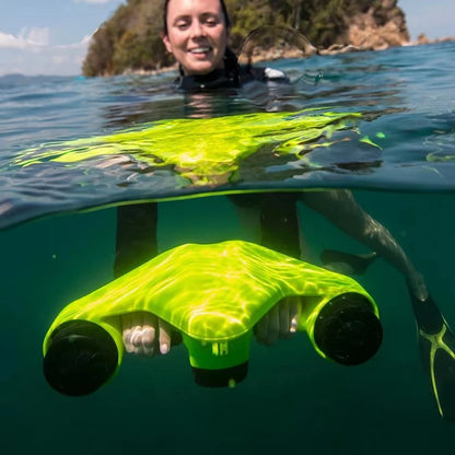 Electric Sea Scooter Portable 30 Meters Depth Underwater 35mins Running Time -10℃-40℃ Available Underwater Scooter 3.5kg
