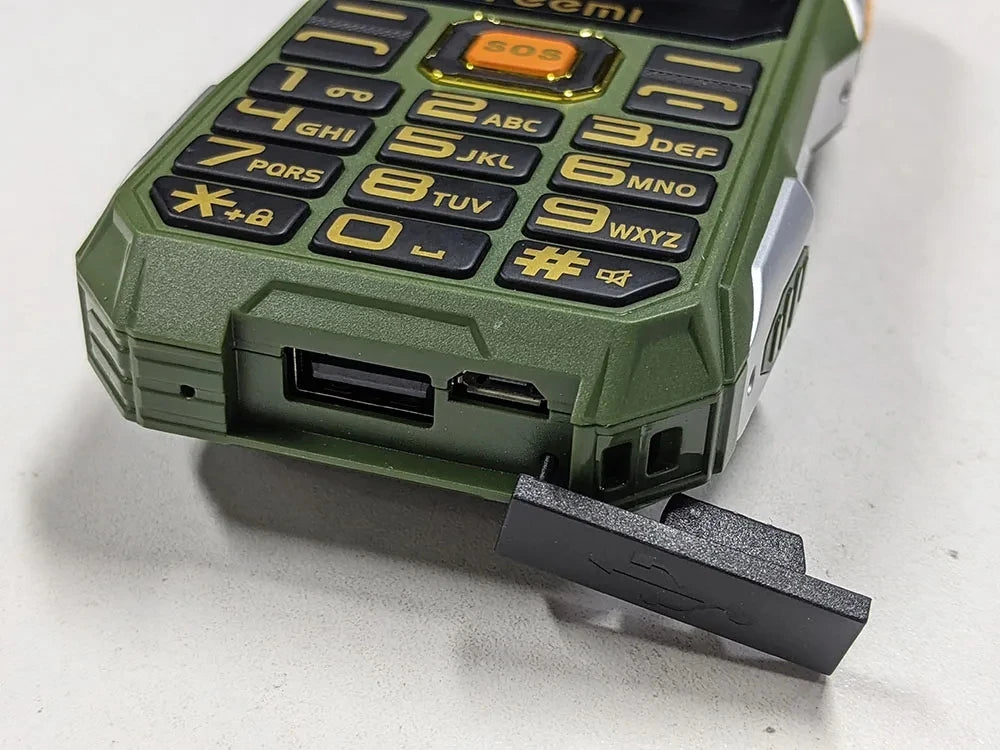 YEEMI Q8 GSM 2G Rugged Phone Big Battery Dual Flashlight 2.4inches HD Screen Dual SIM Mobile Phone Large Button Cellphone