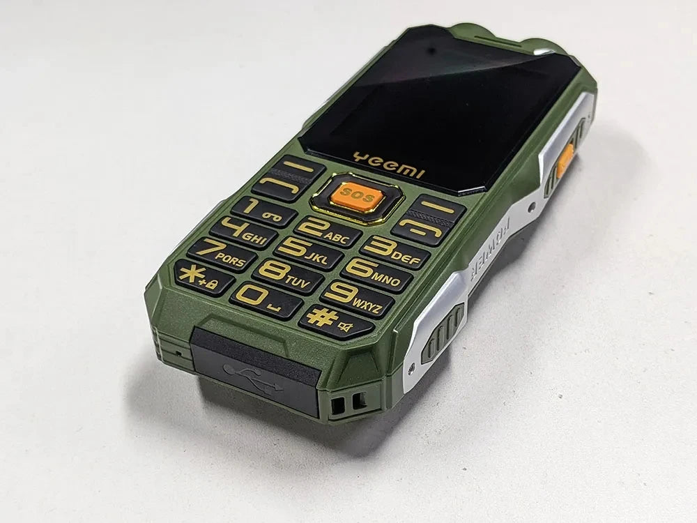 YEEMI Q8 GSM 2G Rugged Phone Big Battery Dual Flashlight 2.4inches HD Screen Dual SIM Mobile Phone Large Button Cellphone